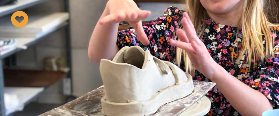 Billede af pige, der laver keramik